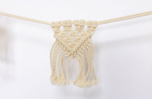 Load image into Gallery viewer, petitie macrame bunting