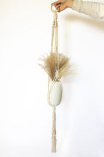 Load image into Gallery viewer, Chunky modern macrame plant hanger