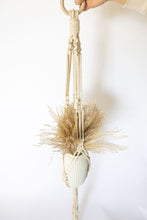 Load image into Gallery viewer, Chunky modern macrame plant hanger