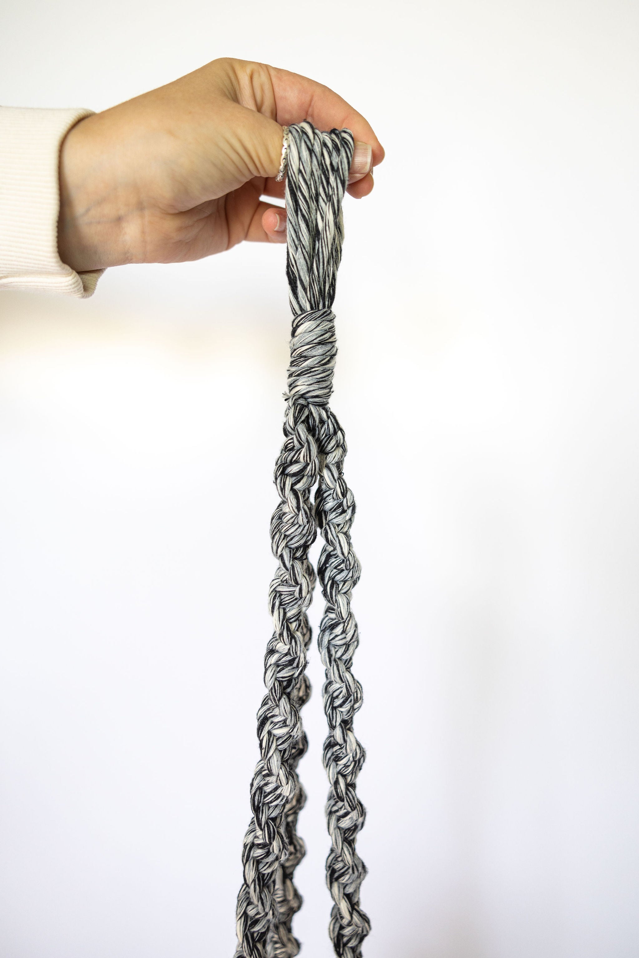 black and white macrame plant hanger Black and white macrame plant hanger – Macrayaymacrame